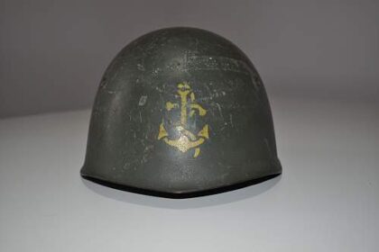 What Are the Features of the Italian WW2 Naval Infantry Helmet?